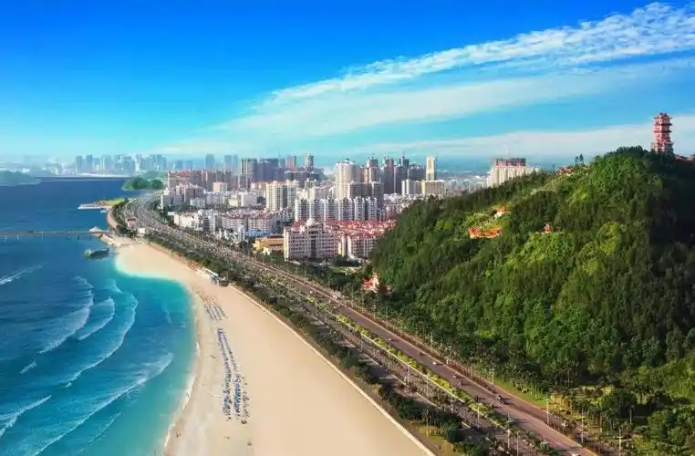 防城港将海之特色彰显得淋漓尽致,江山半岛滩平沙软,白浪滩,怪石滩