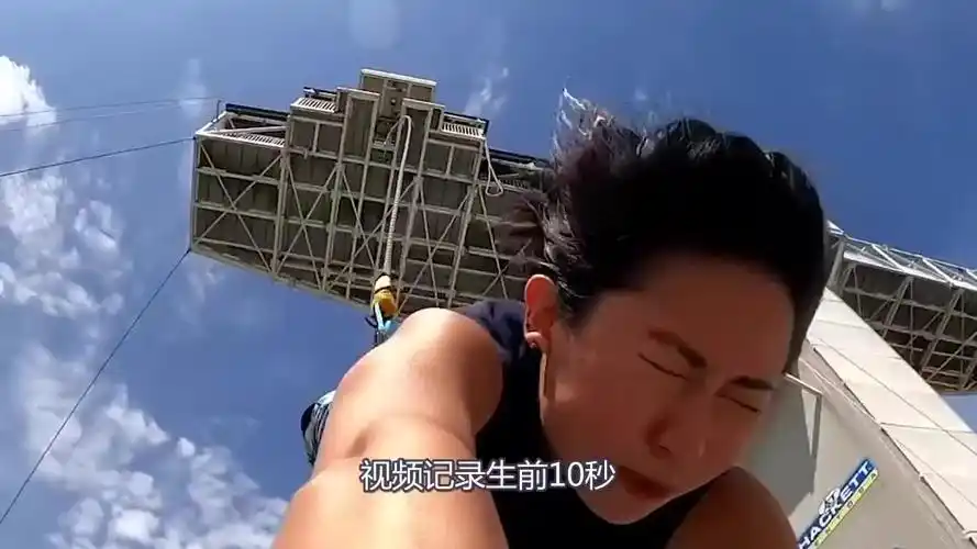国外女子挑战蹦极,被水中埋伏的鳄鱼一口吞下,视频记录生前10秒