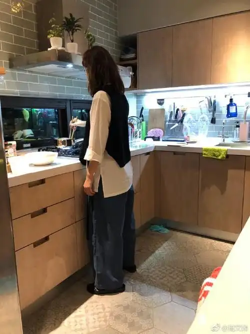 ella厨房忙煮面背影苗条老公开车赞其很火辣