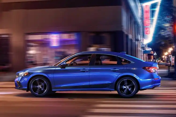 全新思域的外观融入了新家族式设计元素,前脸造型更为扁平化,狭长的