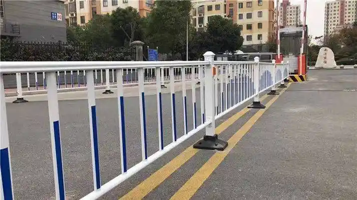马路中间安装市政隔离护栏的优点_进行_道路_行人
