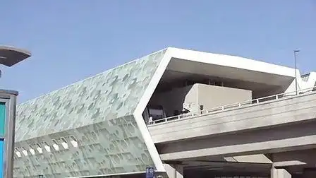 昌平线列车朱辛庄站进站及出站