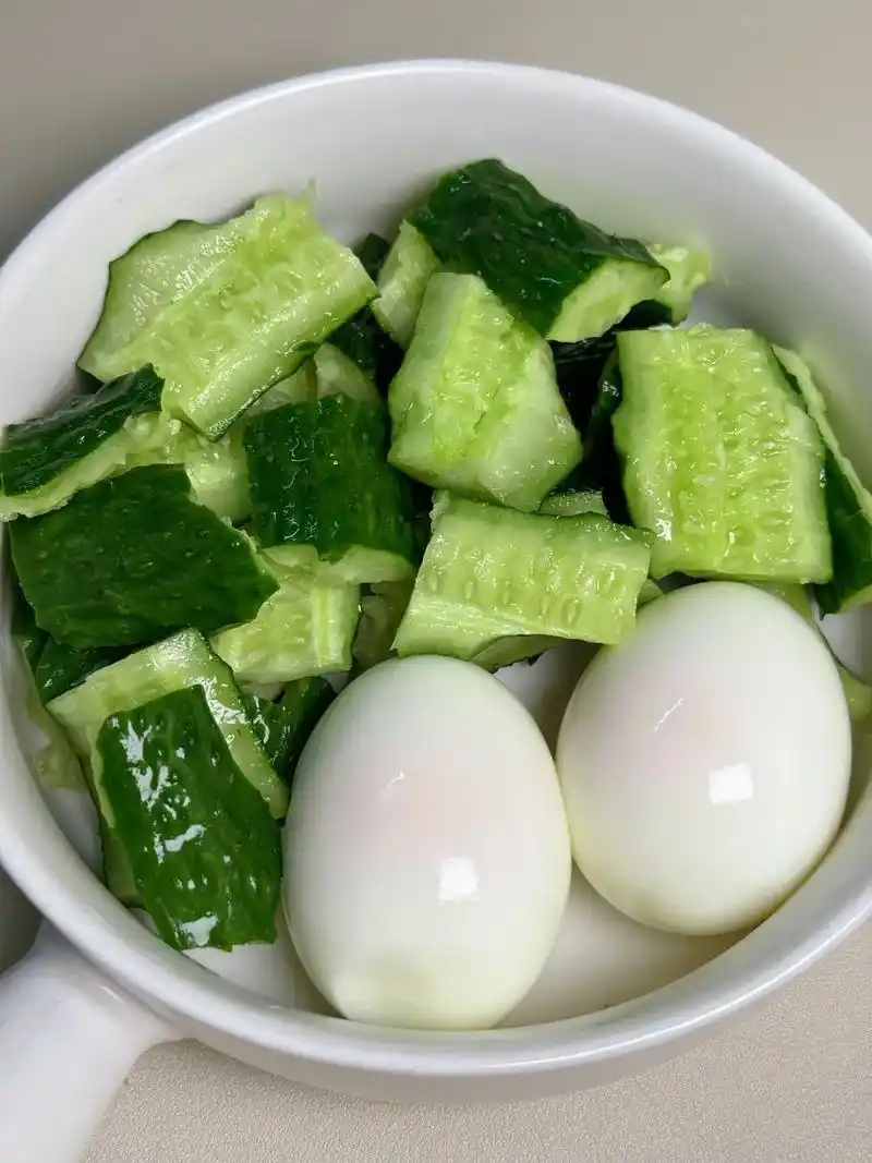 爽口又简单的代餐又来咯!超简单一学就会,黄瓜拍碎切段,一定要 - 抖音