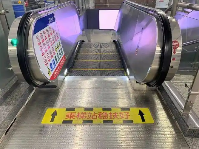 站稳扶好:电扶梯上的乘梯"安全地带"每个车站出入口,都有这块由警示线