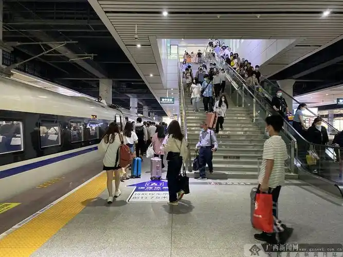 南宁东站站台旅客有序乘降.广西新闻网通讯员 于莉 摄