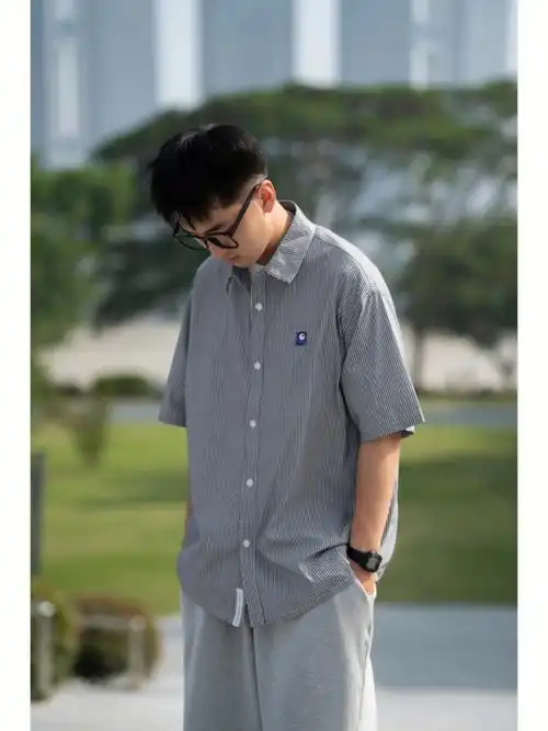 小怪兽条纹短袖衬衫同色系搭配
