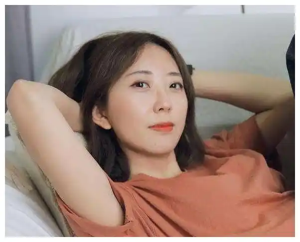 被吴京宠靠女扮男装成名的龙小云张辰今31岁美成这样