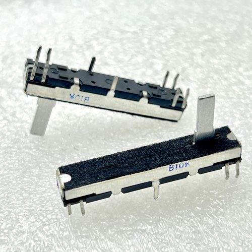 优质45mm直滑电位器b10k*2轴长15mm侧8脚caslo ct-677电子琴上面