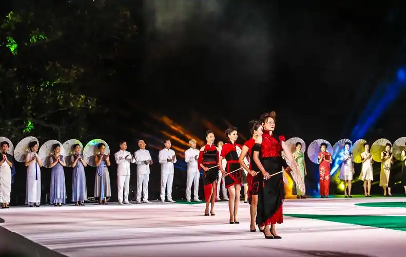 图说│东华大学师生用一场特别的3d灯光情景秀庆祝建校70周年