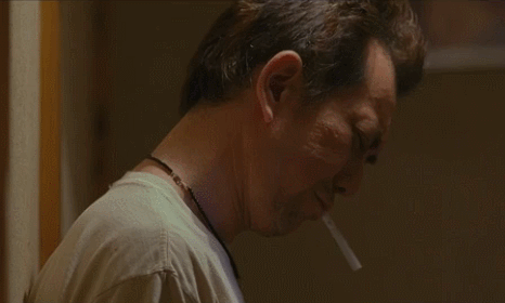 老烟民抖烟灰的新姿势!随便一抖,都不会到处乱飞