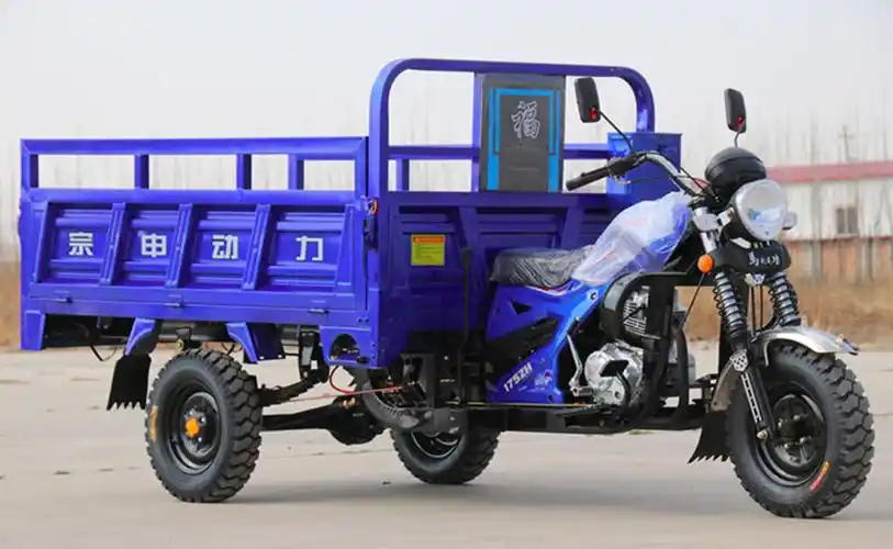 外观方面,宗申长洪是一款货运三开门正三轮摩托车,前脸采用了复古圆形