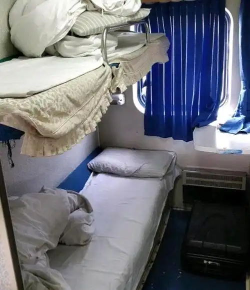 遇有人在关灯后的硬卧车厢喧哗,你认为该怎么办