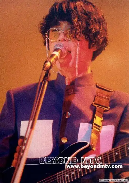 谁有beyond光辉岁月演唱会中黄贯中发型的特写照片?