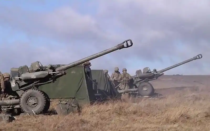 105毫米 l118榴弹炮射击