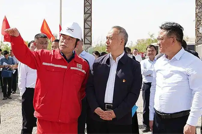 吴红展,阿克苏地委副书记,行署专员阿迪力·艾力及地区四套班子领导