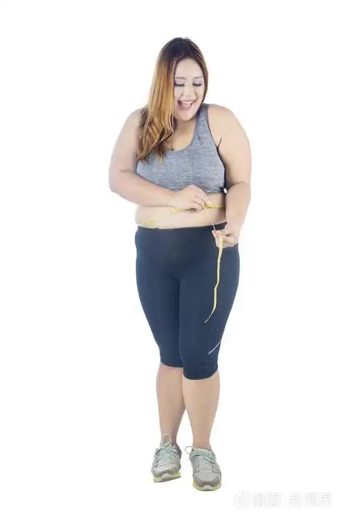 照片 全长的肥胖妇女在测量她的腰围与测量的磁带, 被隔绝在白色背景