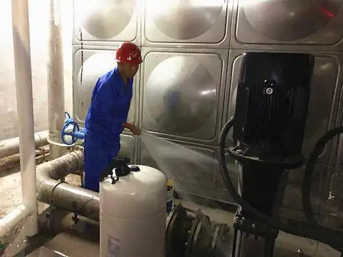 探秘咸宁联合水务清洗二次供水水箱全过程