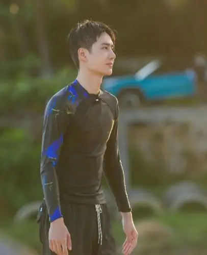 难怪女星都不愿和王一博同框,看到穿泳裤的腿,这腿哪个女子敢比_手机