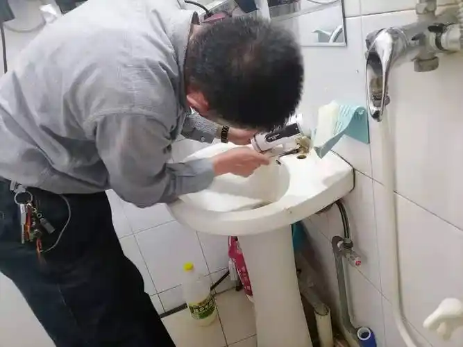 丰泽园物业人员加班为业主维修水管