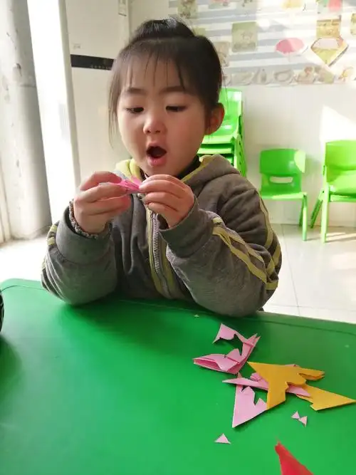 雪花飘落—乔官镇幼儿园中二班剪纸活动