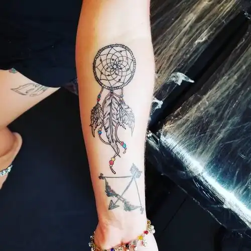 干小姐小臂捕梦网弓箭纹身图案