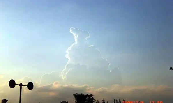 网友拍到天空惊现玉皇大帝玉皇大帝真的存在吗不存在