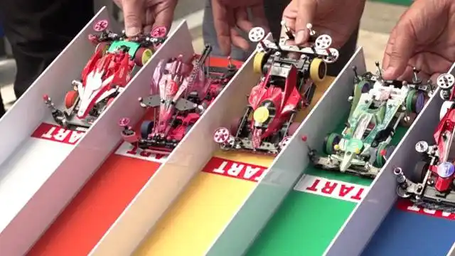 实拍慢镜头下的四驱车比赛,车子太经摔了,难怪比赛这么激烈!