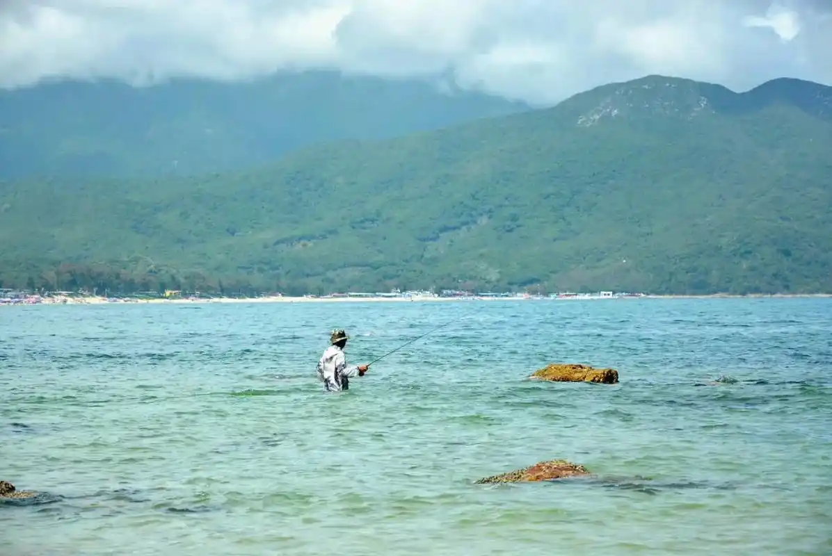 美丽的海岸线东西冲徒步钓鱼.