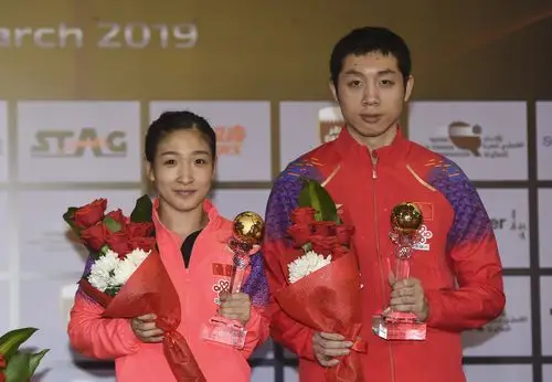 新华社照片,多哈,2019年3月30日3月30日,许昕(右)/刘诗雯在颁奖台上.