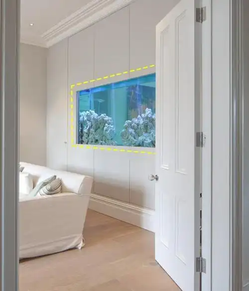 一半鱼缸一半收纳柜,老爸心心念念的鱼缸拿来做沙发背景墙,大气
