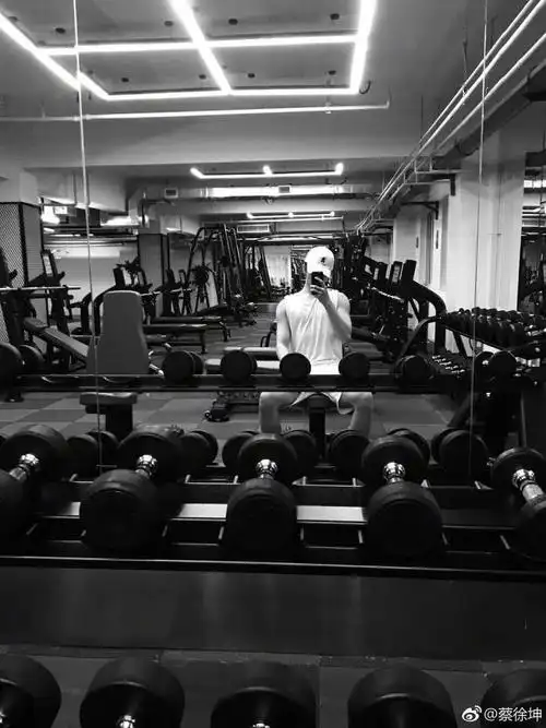 [蔡徐坤][分享]180419 蔡徐坤往日健身房自拍照 魅力四射的肌肉线条快