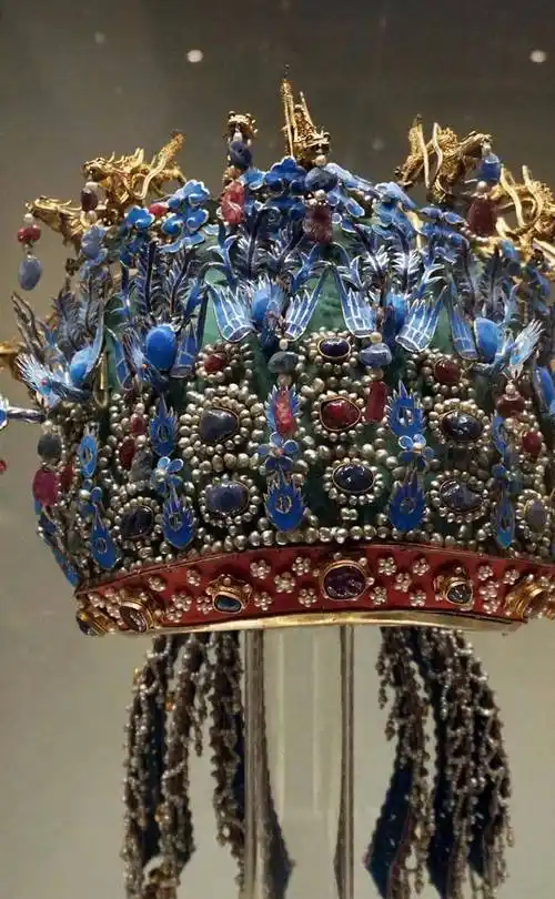 瞧这3个已出土的凤冠,方知晓何为尊贵奢华_萧皇后_装饰_珍珠