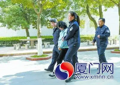 一涉嫌职务犯罪的嫌疑人被送往看守所.