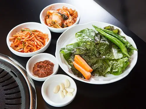 烤肉配菜——新鲜的蔬菜