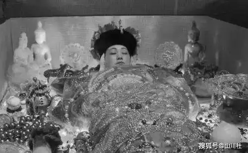 清朝唯一一个尸身不腐的皇后,众人见到她遗体后都吓了一跳_孝仪纯