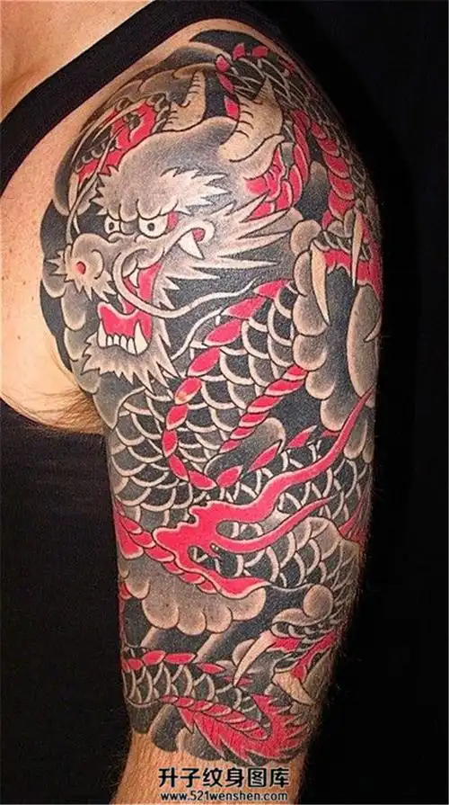 男性大臂传统黑灰龙纹身