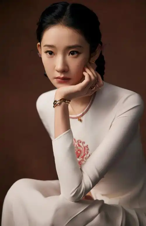 张艺凡超话90#迪奥中国品牌挚友张艺凡#以爱为名,探索艺术世界,发现