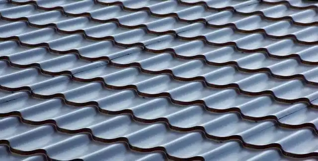 瓦片的种类和颜色都很丰富,按照外形来说可以分为曲面瓦,平板瓦和倒c