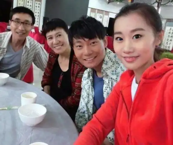 夫妻二人年纪相差最大的中国演员 东北一家人演员近况 - 虾皮情感网