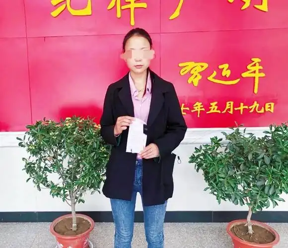 近日,岷县公安交警接到网友举报:一女子在其快手发视频炫耀,称自己"