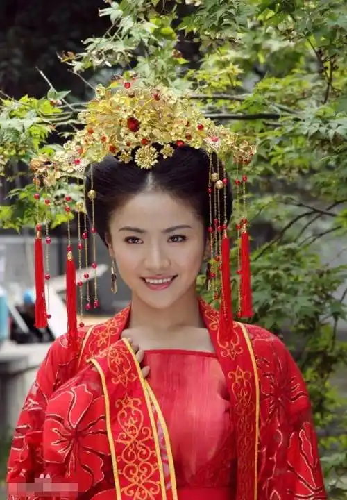 和谭松韵是北电同学,曾被称为小小林青霞,她还是《金玉良缘》女二