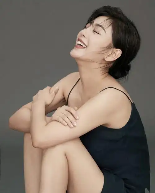 赵文琪全新写真,黑色的时尚魅力,是一种状态也是一种追求