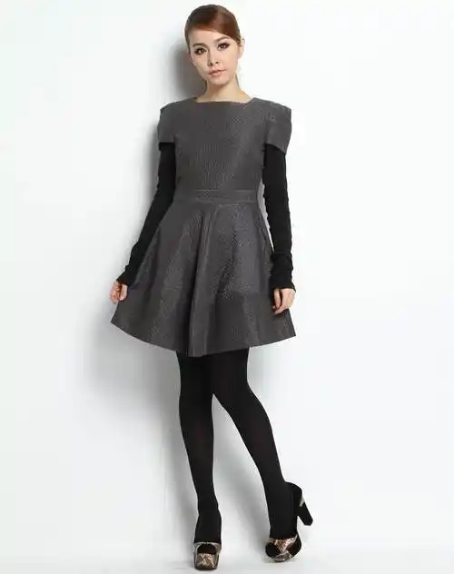 1白色羊羔毛短外套搭配深灰色牛仔裤 2裤子颜色比较深,上衣颜色浅搭配