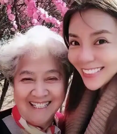 86岁母亲去世49岁朱迅素颜憔悴半生多次质疑妈你爱我吗