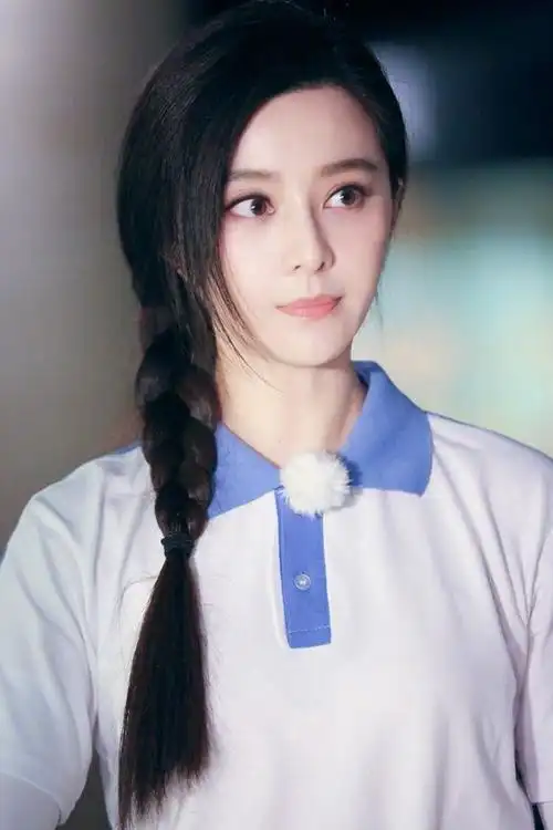 组图:范冰冰穿中学生校服梳麻花辫 清凉水嫩毫无违和感 : 近日范冰冰