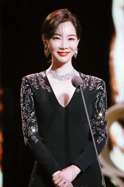 42岁陈数女人味好足,穿修身长裙没在怕的,腰也太细了吧