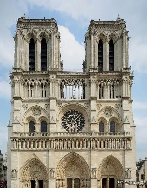 哥特式建筑的魅力来自于比例,光与色彩的美学体验,即通过对光的形而上