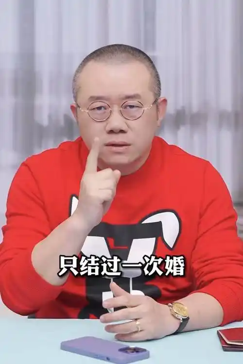 他晒出了与妻子的结婚证,上面清楚地展示了涂磊和妻子的照片以及证件