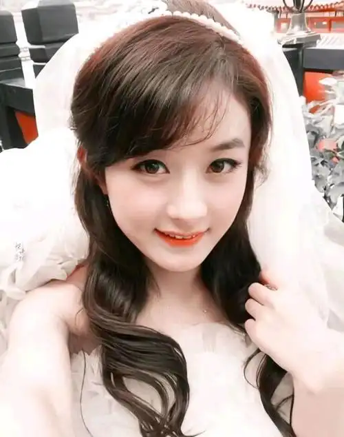 相信大家都了解现在的赵丽颖,但是你还记得刚出道时候的丽颖长什么