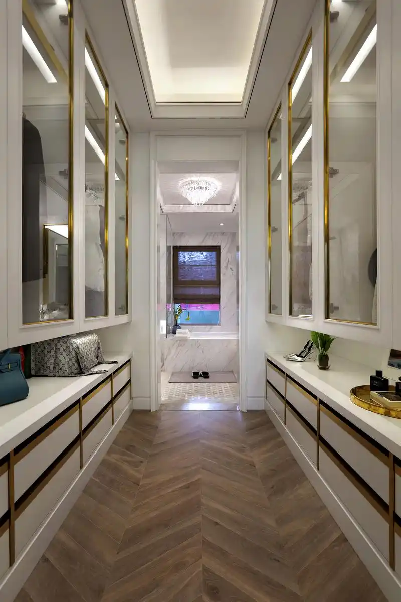 大户型轻奢样板房衣帽间装修效果图